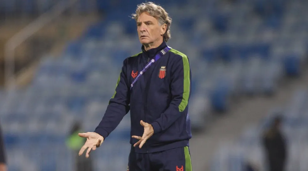 الأوروغوياني دانيال كارينيو المدير الفني للرياض (تصوير: نايف العتيبي) 