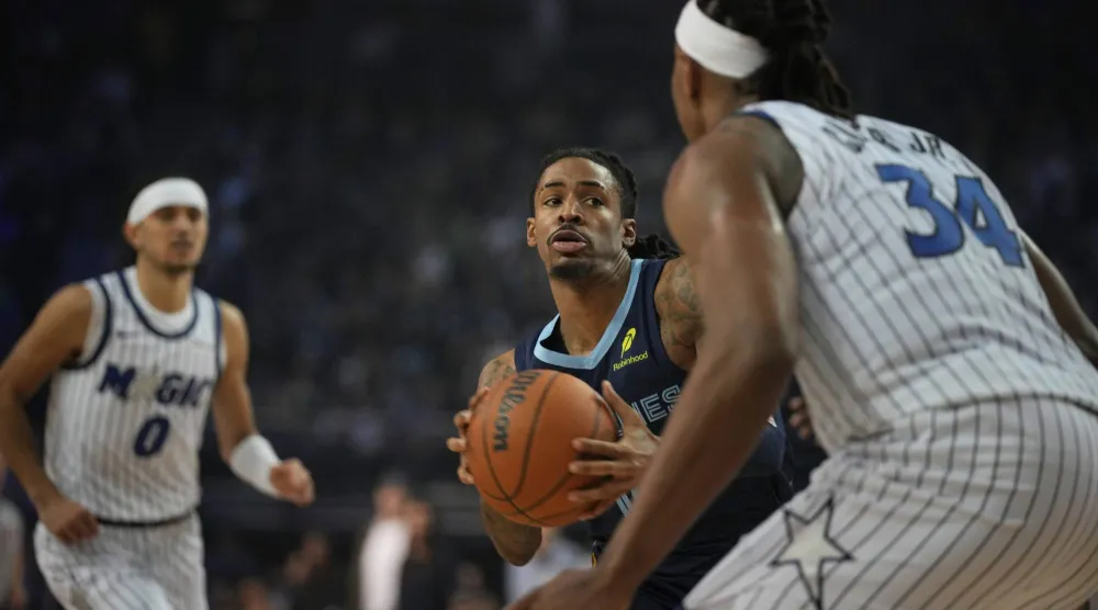 جا مورانت نجم غريزيليس في مواجهة لاعبي ماجيك (أ.ب)