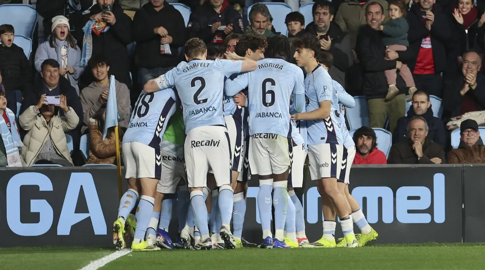 فرحة لاعبي سيلتا فيغو بالفوز على رايو فاييكانو (إ.ب.أ)