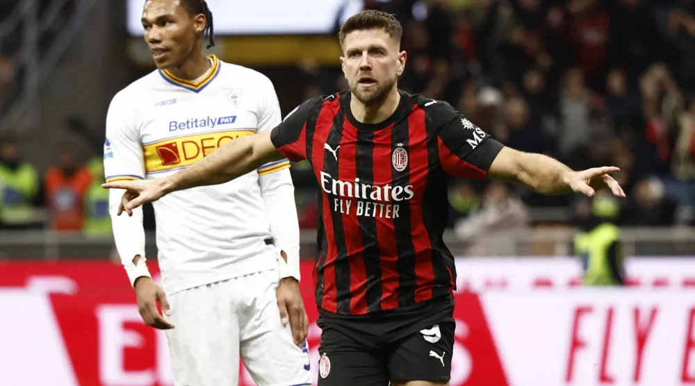 الألماني نيكولاس فولكروغ يحتفل بهدفه في ليتشي (رويترز)