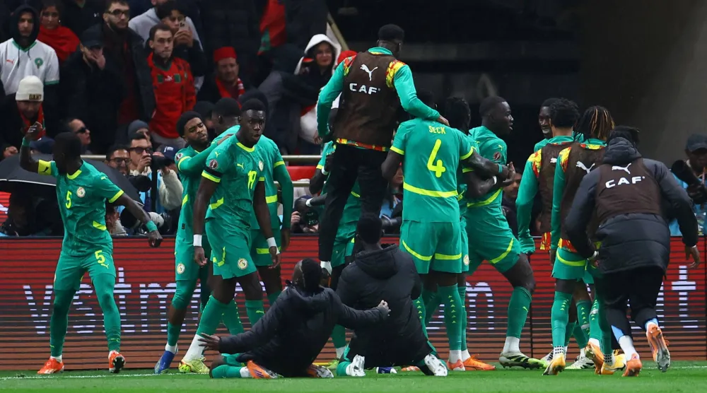 فرحة لاعبي السنغال بهدف الفوز (رويترز)