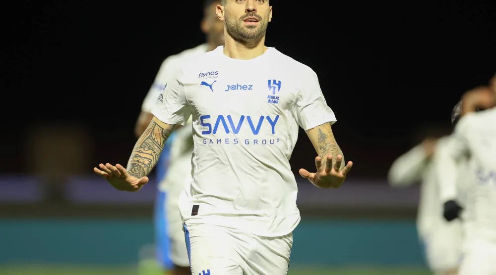 نيفيز لاعب الهلال محتفلا بهدفه في نيوم (تصوير: عدنان مهدلي)