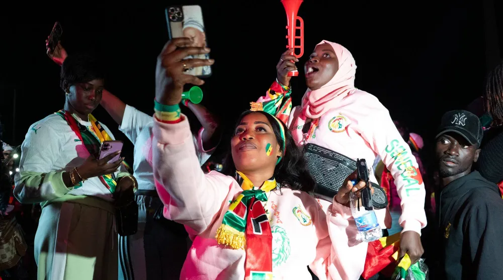 الجماهير السنغالية نزلت للشوارع تحتفل باللقب (أ.ف.ب)