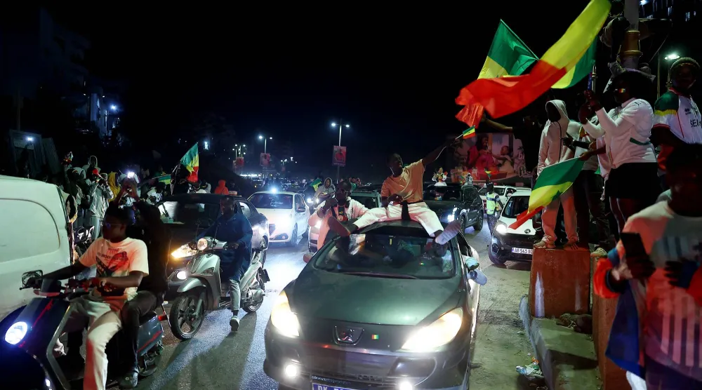 الجماهير الجزائرية احتفلت بفوز السنغال (رويترز)