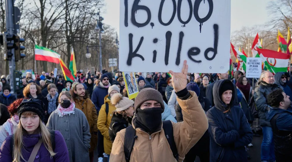 متظاهرون يشاركون في مسيرة دعماً لاحتجاجات الإيرانيين، في برلين الأحد (أ.ب)