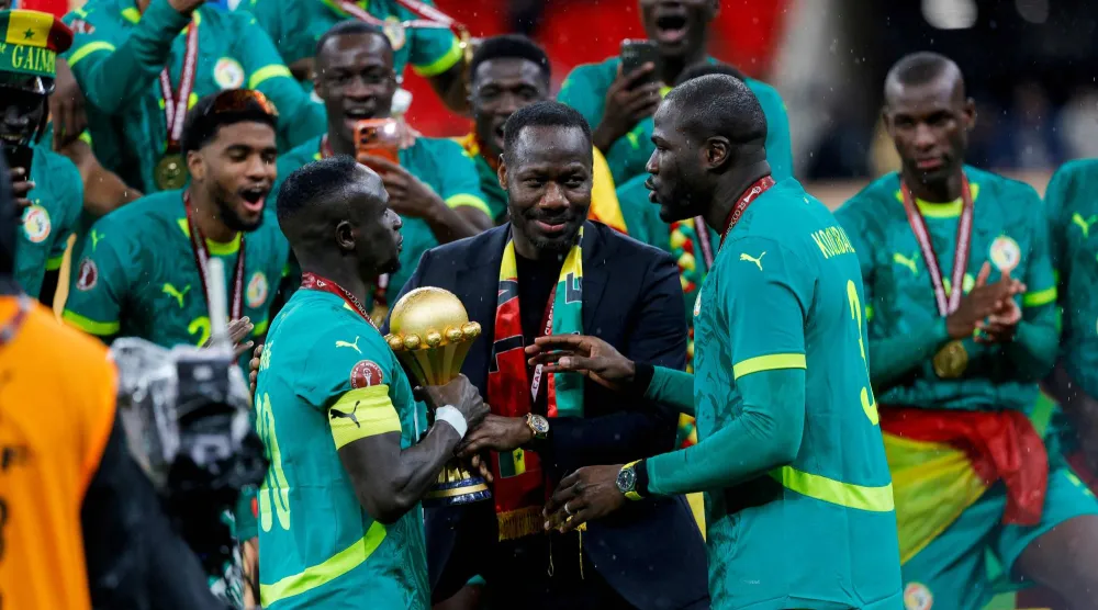 ثياو يحتفل بين ماني وكوليبالي (أ.ف.ب)