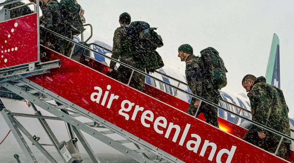 Alman silahlı kuvvetleri mensupları, dün Nuuk Havalimanı'ndan (Grönland) Reykjavik'e (İzlanda) gidecek uçağa binmeye hazırlanıyor (AFP)