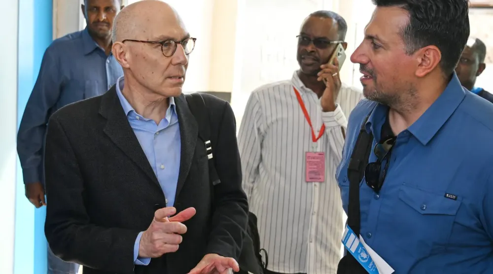 Volker Türk, 18 Ocak 2026'da Port Sudan Havalimanı'nda düzenlenen basın toplantısının ardından bir muhabirle konuşuyor (AP)