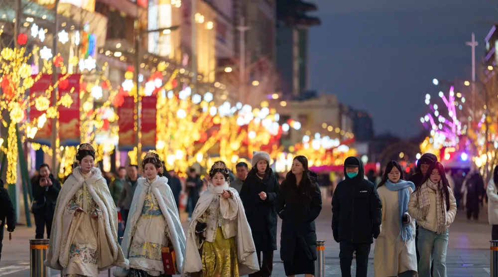 نساء يرتدين الزي الصيني التقليدي في أحد شوارع بكين (ا.ب٩