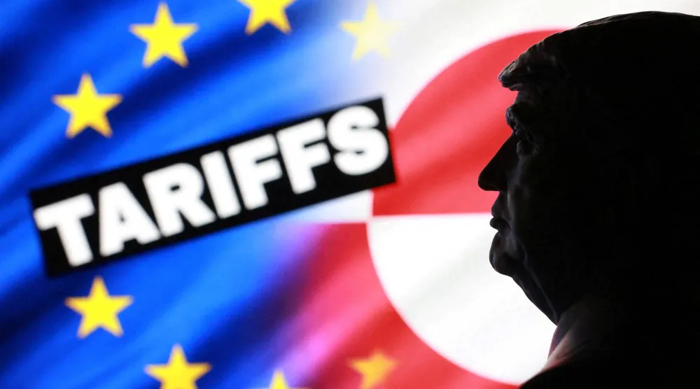 نموذج مصغر مطبوع بتقنية الطباعة ثلاثية الأبعاد لترمب وعلمي الاتحاد الأوروبي وغرينلاند وكلمة «الرسوم الجمركية» (رويترز)