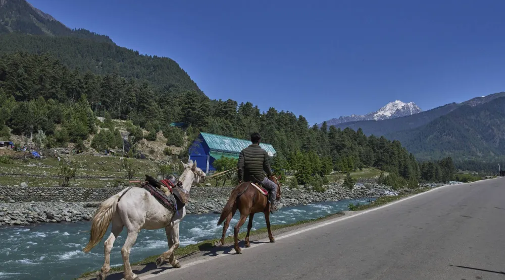 مرشد سياحي في منطقة باهالغام بالشطر الهندي من كشمير (أرشيفية - أ.ب)