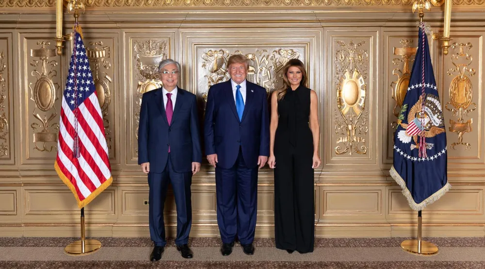 رئيس ‌كازاخستان قاسم جومارت توكاييف مع الرئيس الأميركي دونالد ترمب وزوجته ميلانيا عقب لقاء على هامش اجتماعات الجمعية العامة للأمم المتحدة بنيويورك 25 سبتمبر 2019 (حساب توكاييف عبر «إكس»)