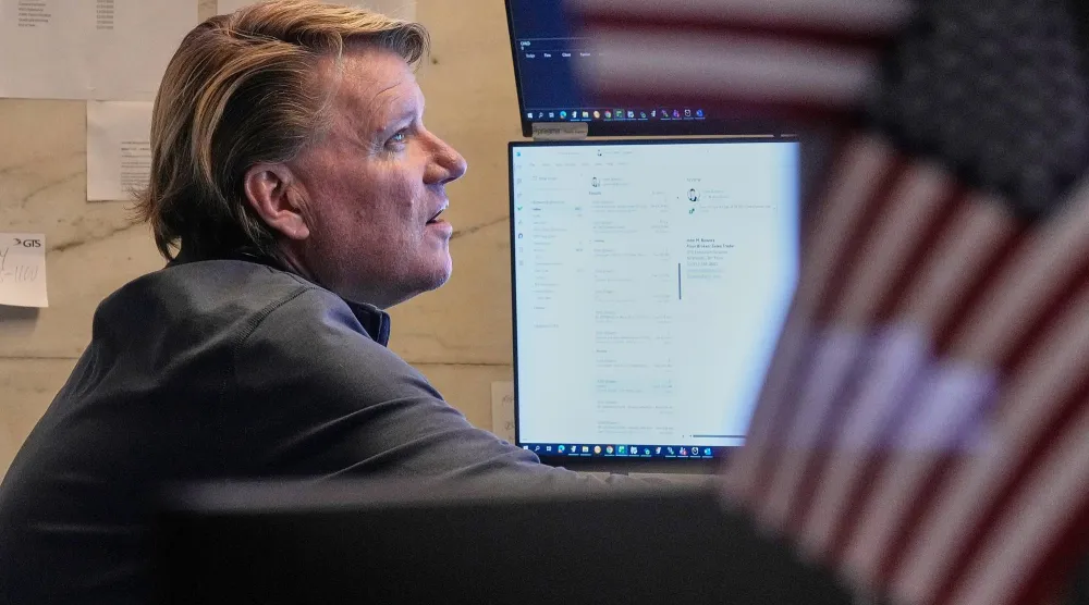 متداول يعمل في بورصة نيويورك (أ.ب)