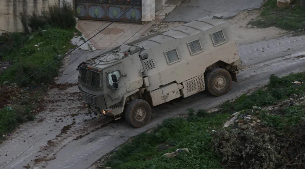 مركبة تابعة للجيش الإسرائيلي في مخيم نور شمس بالضفة الغربية 12 يناير الحالي (إ.ب.أ)