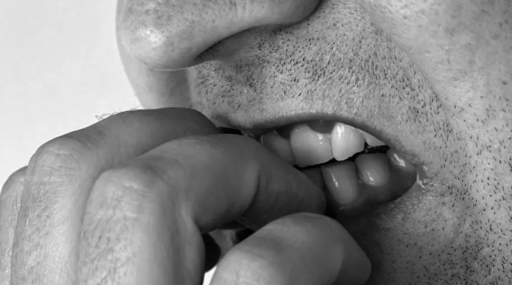 رجل يقوم بقضم أظافره (بكساباي)