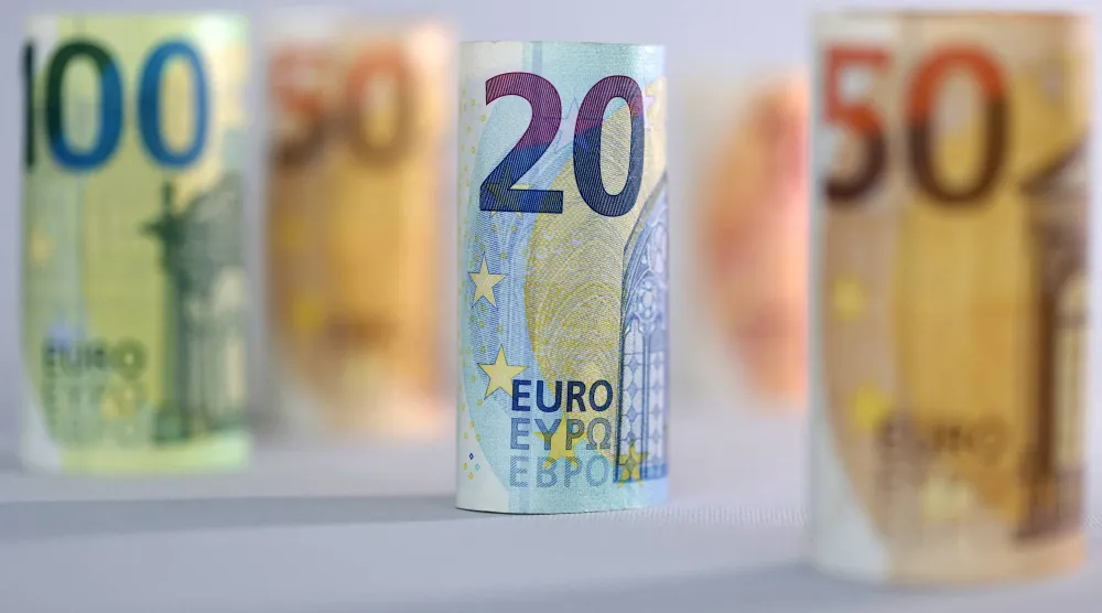 أوراق نقدية من اليورو (رويترز)