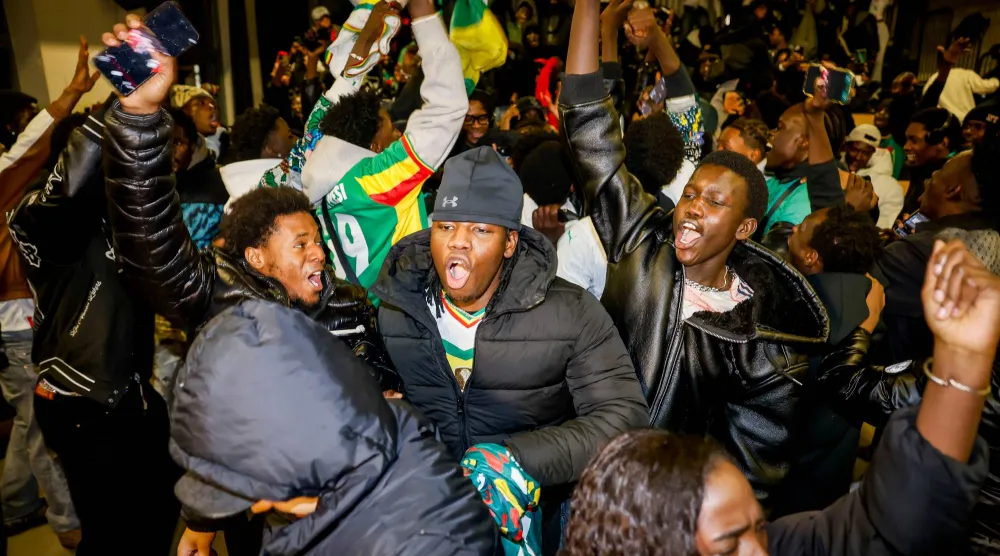 المشجعون السنغاليون فرحون بالفوز (أ.ب)