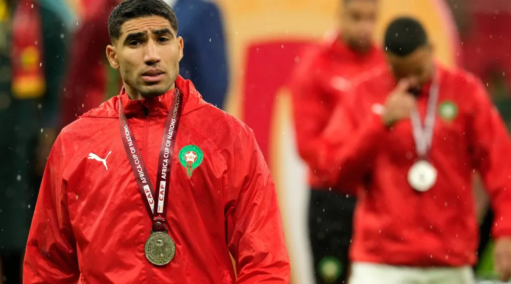 حكيمي أثناء مغادرته للملعب بعد خسارة المنتخب المغرب لبطولة قارته (أ.ب)