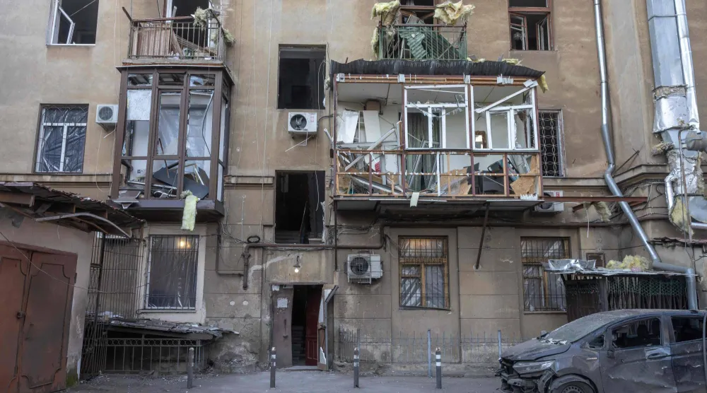 مبنى متضرر في أعقاب غارة جوية على أوديسا (أ.ف.ب)