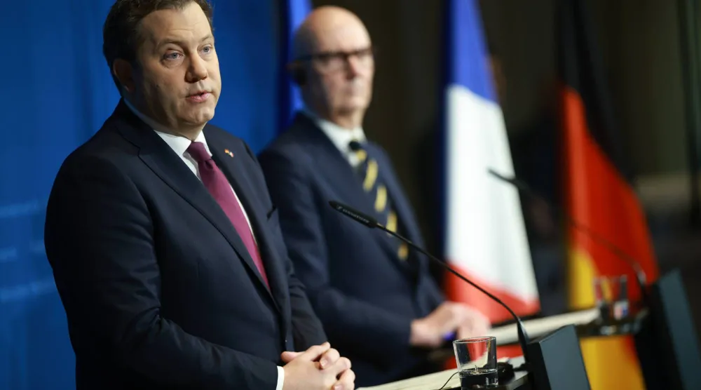 وزير المالية الألماني لارس كلينغبيل (يسار) خلال مؤتمر صحافي مع وزير الاقتصاد الفرنسي رولان ليسكور في برلين (إ.ب.أ)