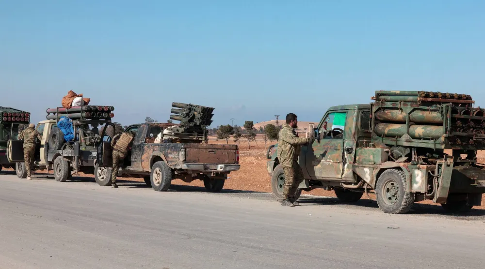 قوات من الجيش السوري على طريق سريع قرب مدينة الطبقة الاستراتيجية بعد السيطرة عليها (رويترز)