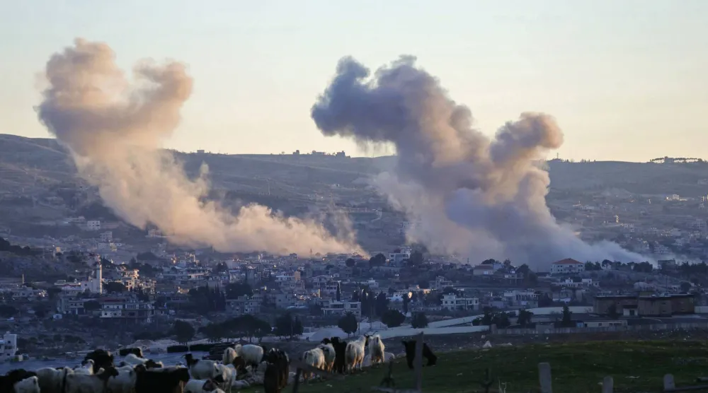 تصاعد الدخان جرَّاء الغارات الإسرائيلية على جنوب لبنان (أ.ف.ب)