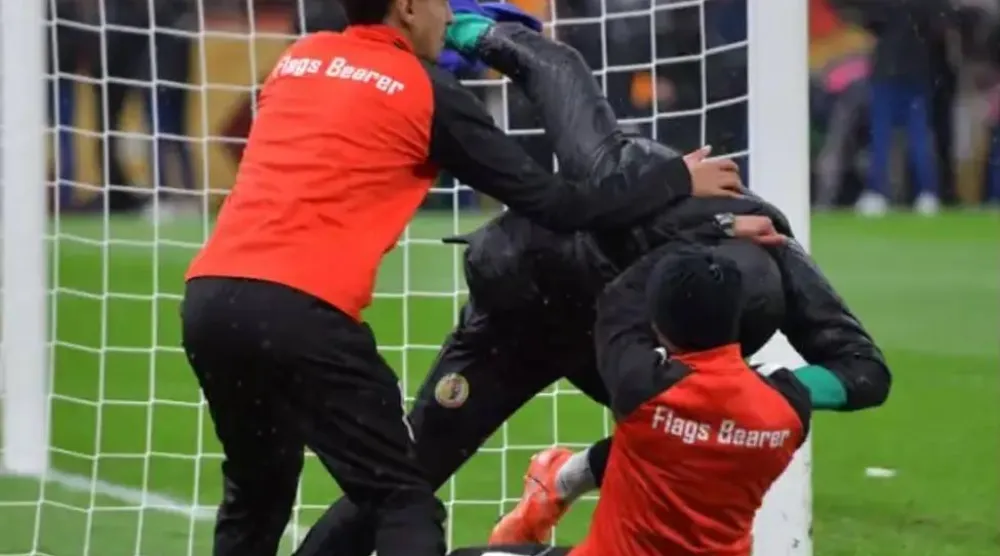 الحارس الاحتياطي للسنغال يهفان ديوف يمنع جامعي الكرات من أخذ المنشفة (منصة إكس)