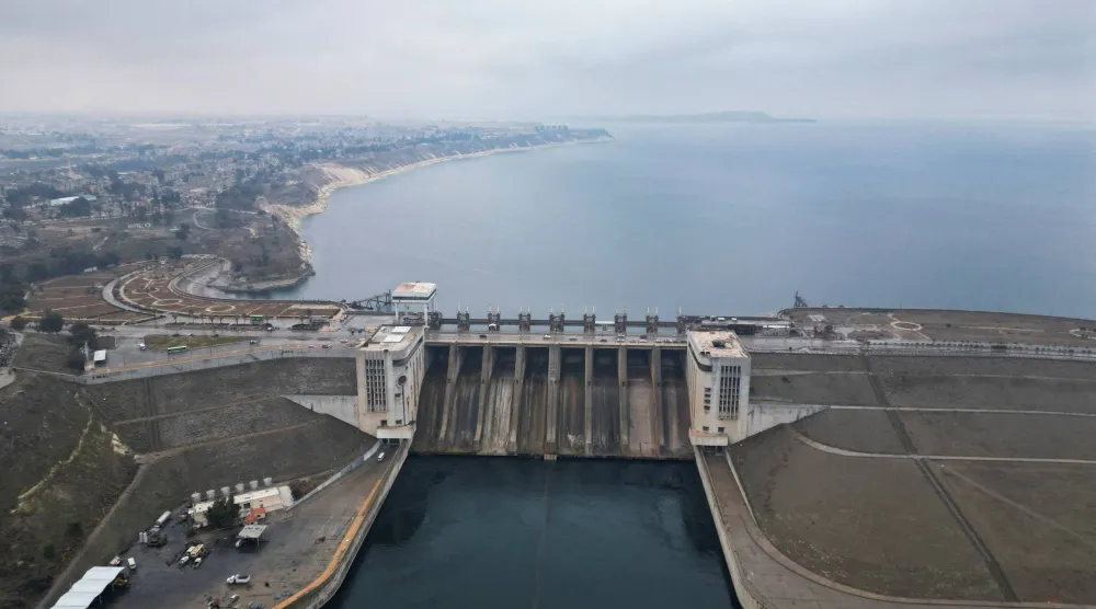 سد الفرات عقب تقدم قوات الجيش السوري لمدينة الطبقة (رويترز)