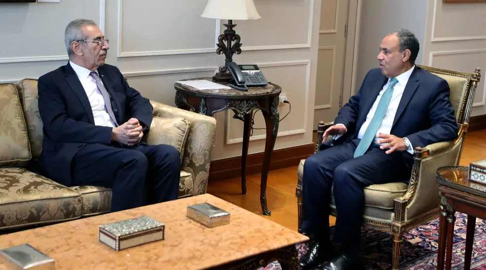 وزير الخارجية المصري بدر عبد العاطي (يمين) خلال لقائه مع علي شعث رئيس اللجنة الفنية الفلسطينية لإدارة قطاع غزة في القاهرة (أ.ف.ب)