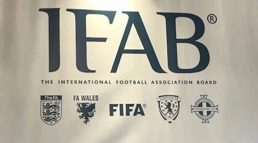 البطاقات الحمراء وتقنية «فار» وقانون التسلل على طاولة مراجعة «إيفاب» الدولية