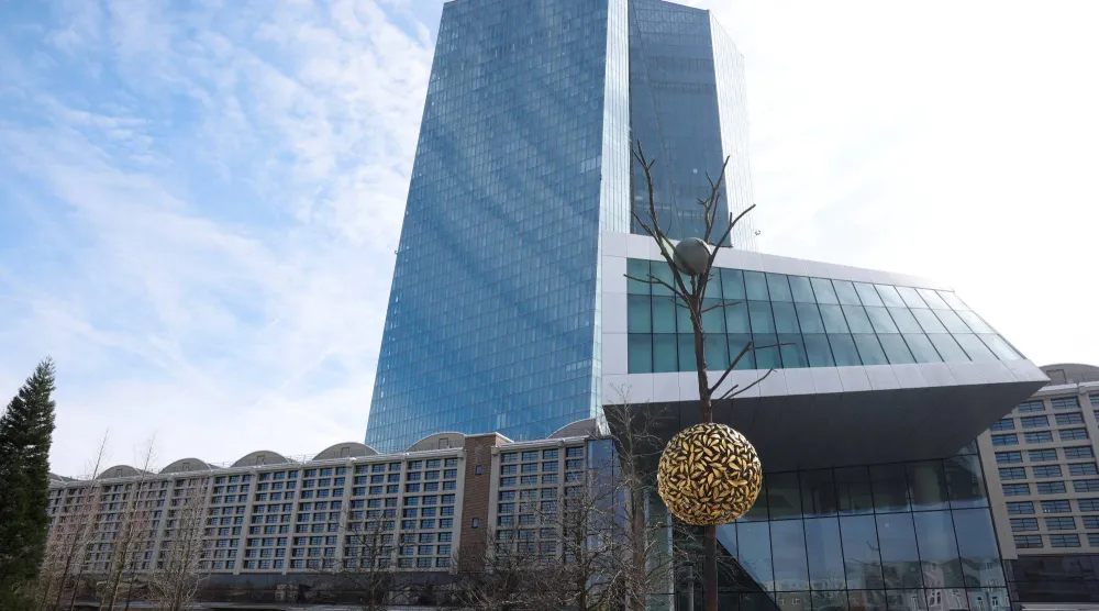 مبنى البنك المركزي الأوروبي في فرانكفورت (رويترز)