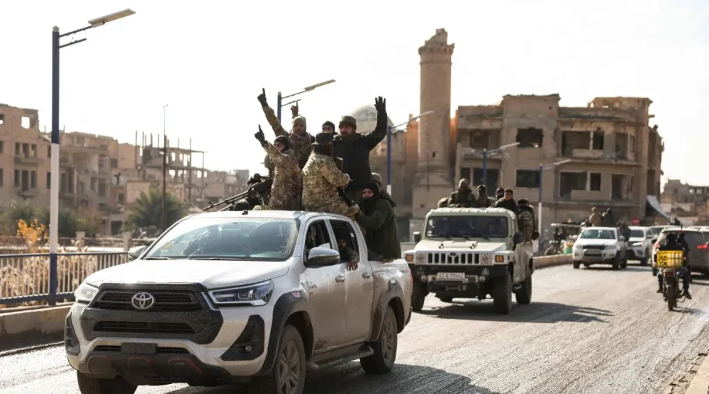 Suriye hükümet güçleri, Kürt güçleriyle anlaşmaya varmalarından bir gün sonra, bugün Suriye'nin doğusundaki Deyrizor'a konuşlandı (AFP)