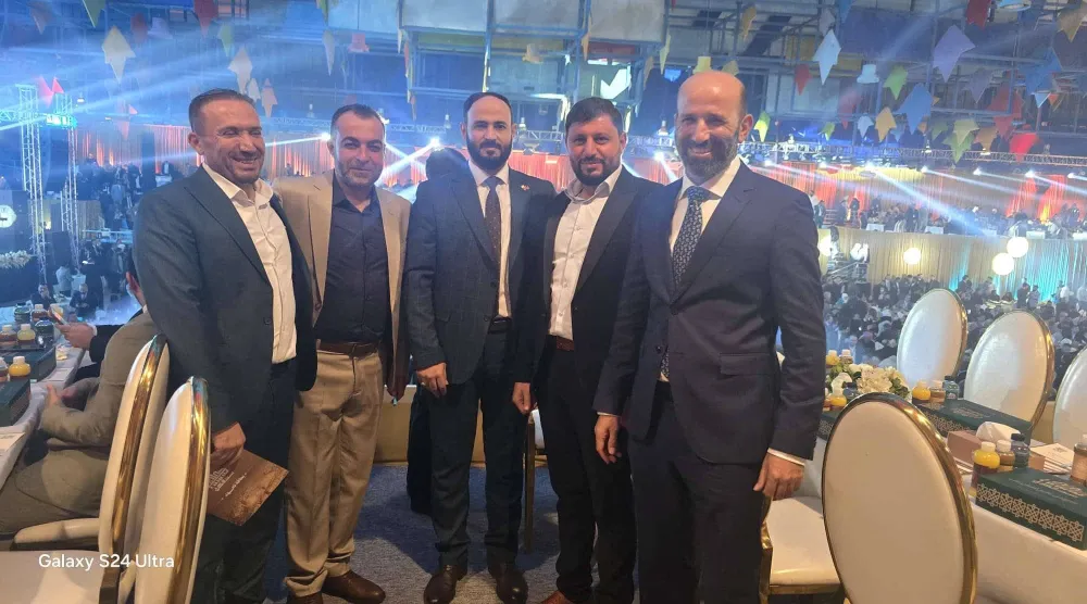 عبد الرحمن سلامة (يمين) مع محافظ حلب (وسط) خلال حملة تبرعات «حلب ست الكل» (سانا)