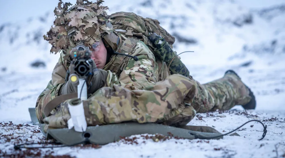 صورة نشرتها وزارة الدفاع الدنماركية الأحد لجندي خلال تدريبات نُظمت بموقع غير معلن في غرينلاند (أ.ف.ب)