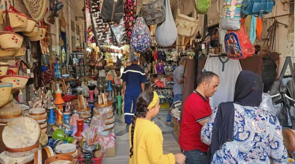 مواطنون ليبيون في أحد أسواق طرابلس (أ.ف.ب)