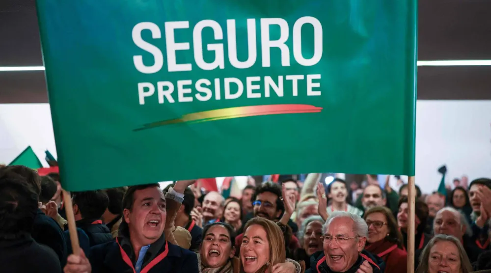 أنصار المرشح الاشتراكي أنتونيو خوسيه سيغورو يتابعون استطلاعات الخروج من مراكز الاقتراح مساء الأحد (أ.ف.ب)