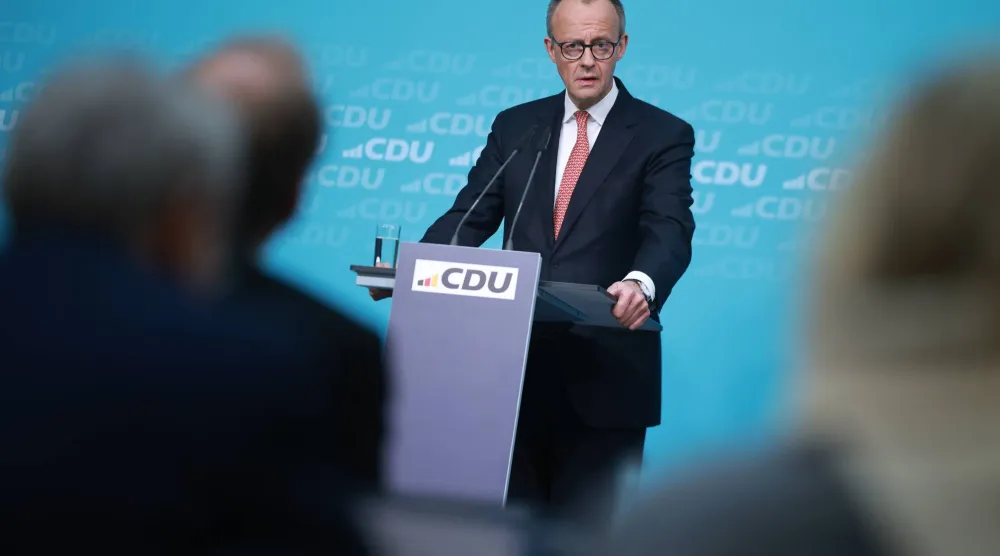 فريدريش ميرتس يتحدث خلال مؤتمر صحافي عقب اجتماع اللجنة التنفيذية لحزب الاتحاد الديمقراطي المسيحي في برلين يوم الاثنين (إ.ب.أ)