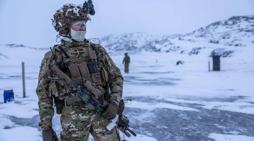 جنود دنماركيون أثناء تدريب على الرماية في موقع غير معلن بغرينلاند (أ.ف.ب)
