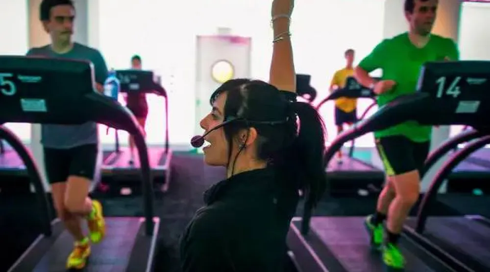 لطالما انقسم عشّاق الرياضة بين مؤيد لتمارين القوة وآخر يفضّل تمارين الكارديو (أرشيفية - رويترز)