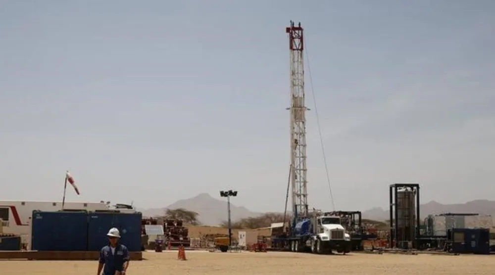 عامل يسير في موقع حفر استكشافي تابع لشركة «تالو أويل» في لوكيشار بمقاطعة توركانا (أرشيفية - رويترز)