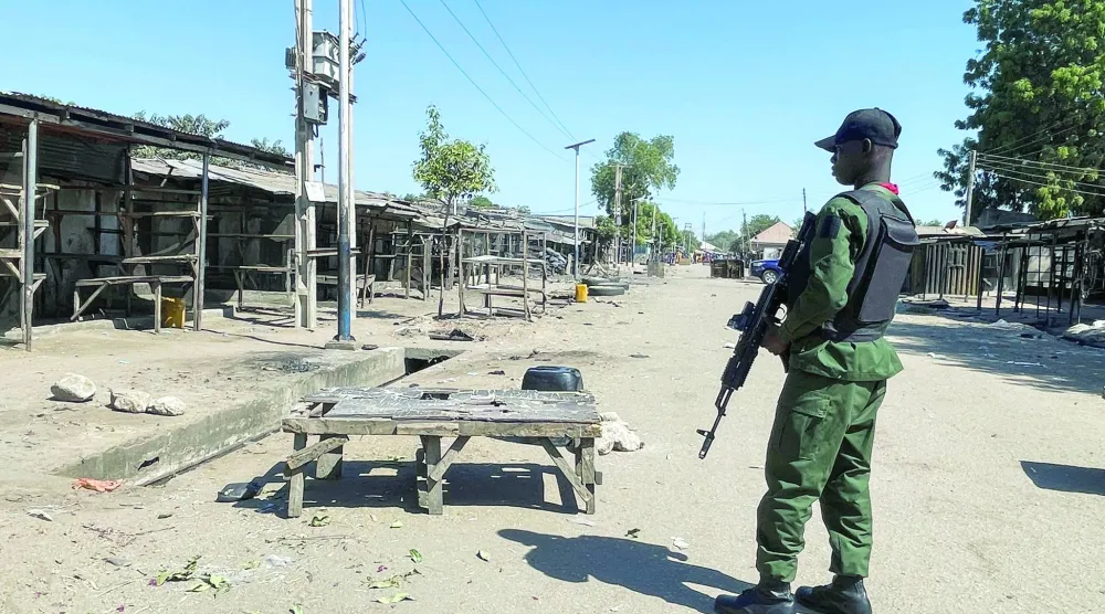 شرطي نيجيري خارج مسجد الأدوم الجامع بعد يوم من انفجار هزّ المسجد عقب صلاة العشاء قرب سوق غامبورو في مايدوغوري بولاية بورنو بنيجيريا يوم 25 ديسمبر 2025 (رويترز)