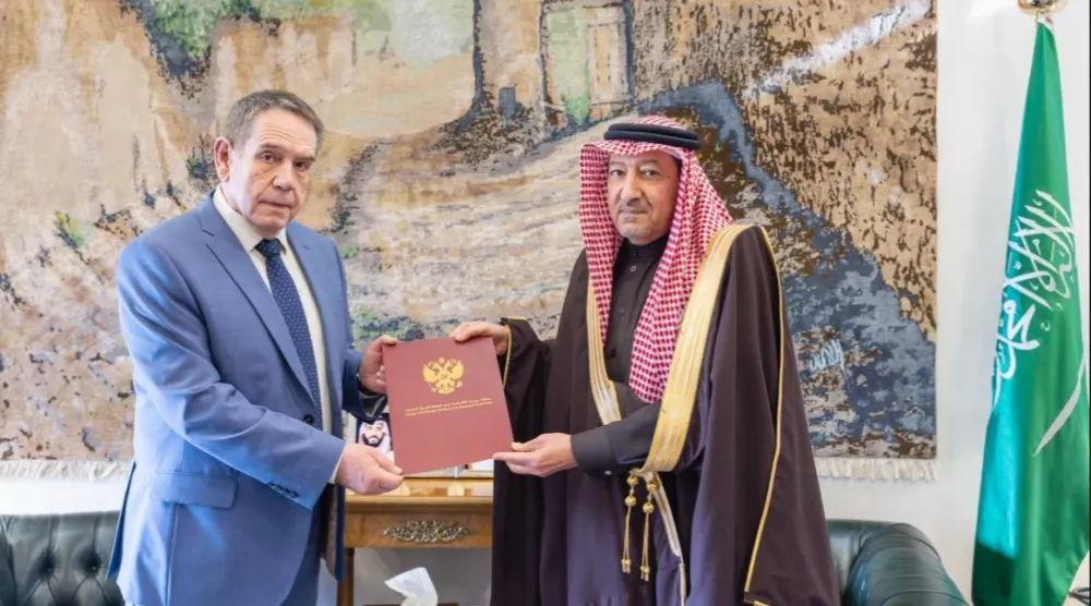 المهندس وليد الخريجي نائب وزير الخارجية السعودي خلال استقباله في مقر الوزارة بالرياض سيرغي كوزلوف سفير روسيا (واس)