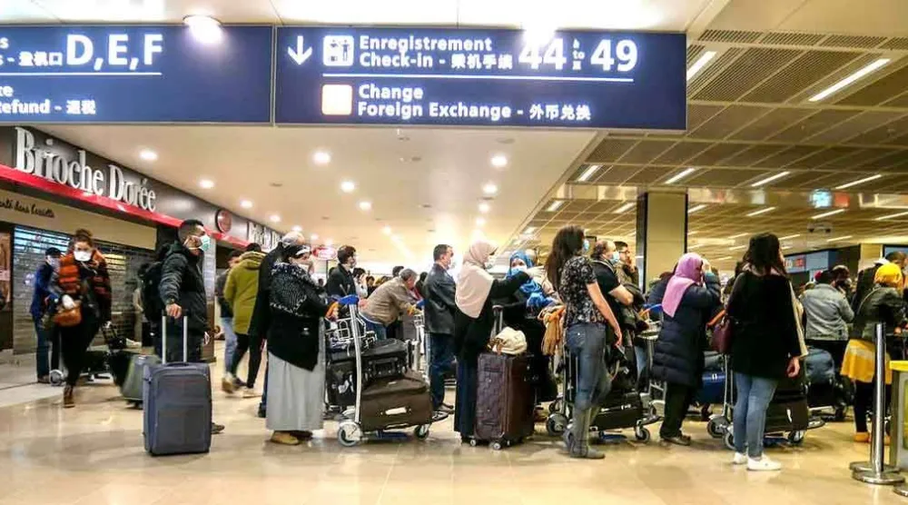 مسافرون جزائريون في «مطار شارل ديغول» (متداولة)