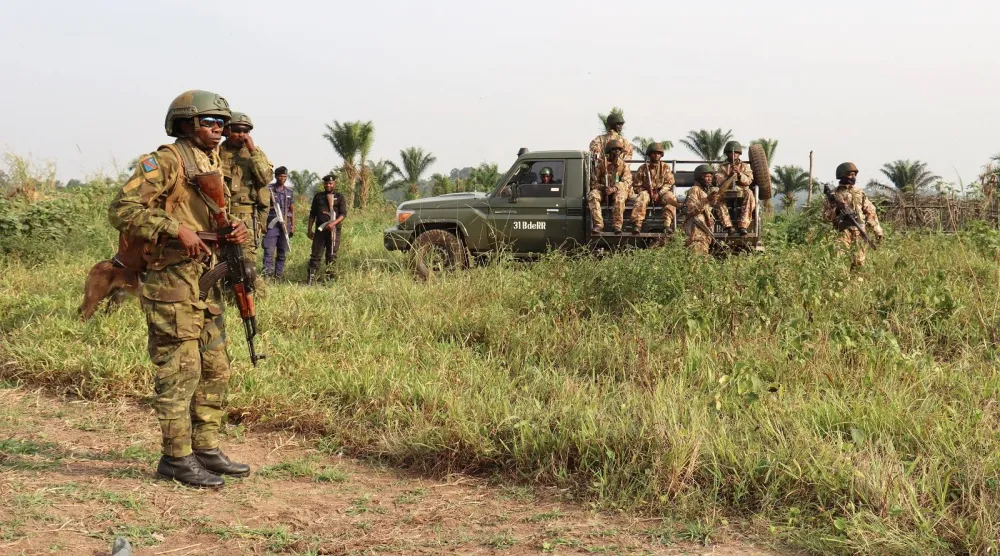 عناصر من جيش الكونغو الديمقراطية في لوبيرو بمقاطعة شمال كيفو (رويترز)