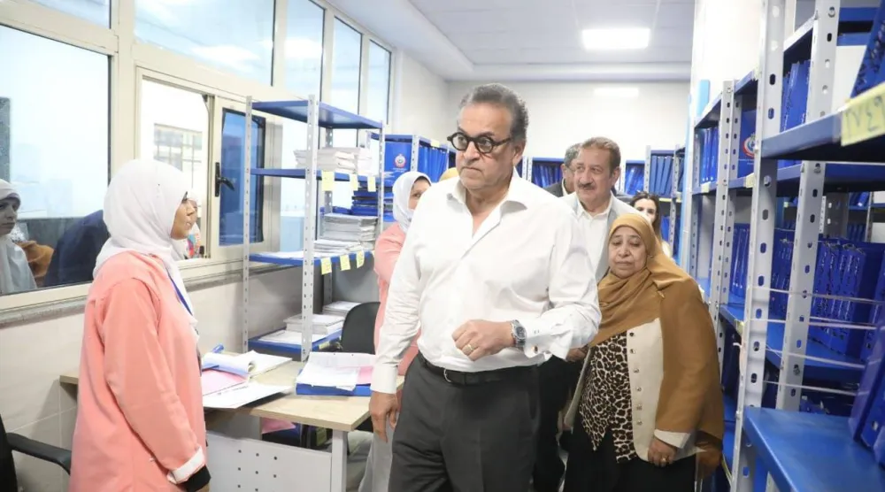 وزير الصحة المصري خالد عبد الغفار خلال جولة تفقدية في أحد المستشفيات الحكومية (وزارة الصحة)