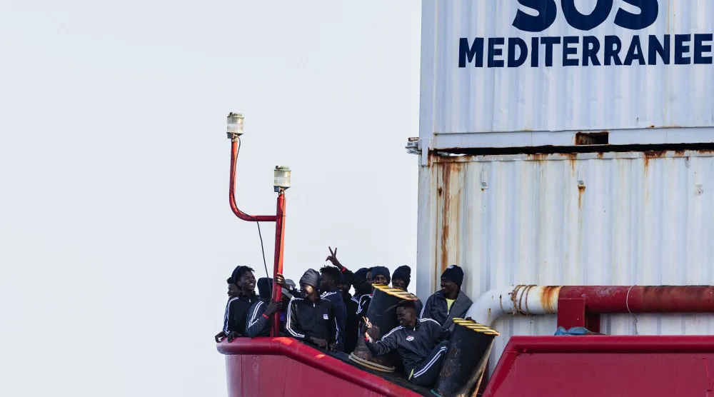 مهاجرون يقفون على سطح سفينة إنقاذ في المياه الدولية قبالة سواحل ليبيا... 17 يناير 2026 (أ.ف.ب)