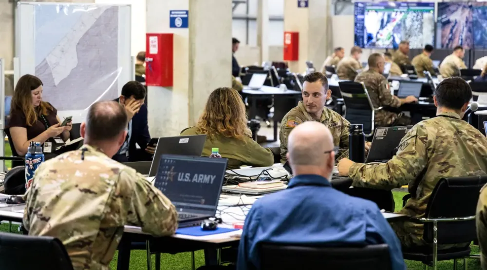 Gazze sınırı yakınında, İsrail'in güneyinde kurulan Washington liderliğindeki Sivil-Askeri Koordinasyon Merkezi'nde bulunan İsrailli ve Amerikalı askerler (Reuters)