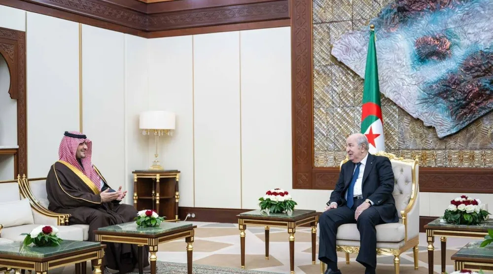 الرئيس عبد المجيد تبون لدى لقائه الأمير عبد العزيز بن سعود بن نايف (الداخلية السعودية)