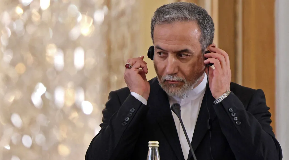 وزير الخارجية الإيراني عباس عراقجي خلال مؤتمر صحافي في طهران الأحد (أ.ف.ب)