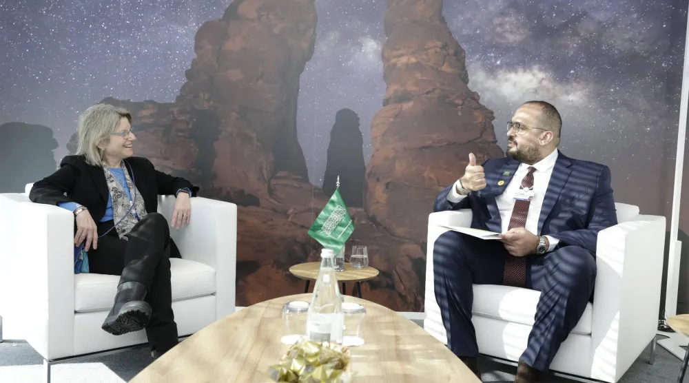 وزير الاقتصاد والتخطيط مجتمعاً مع رئيسة معهد ماساتشوستس للتكنولوجيا سالي كورنبلوث على هامش أعمال منتدى دافوس (إكس)